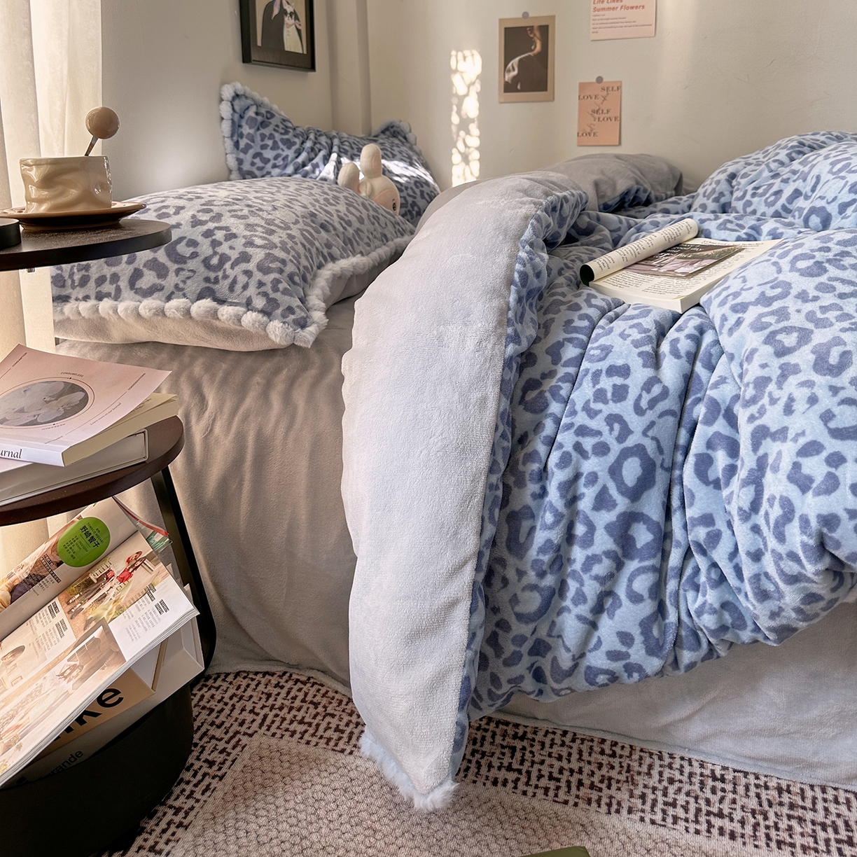 91家纺网 家纺一手货源 找家纺 艾咪-Amy ntmy 2025新款毛球款法式少女风牛奶绒四件套 躲猫猫蓝