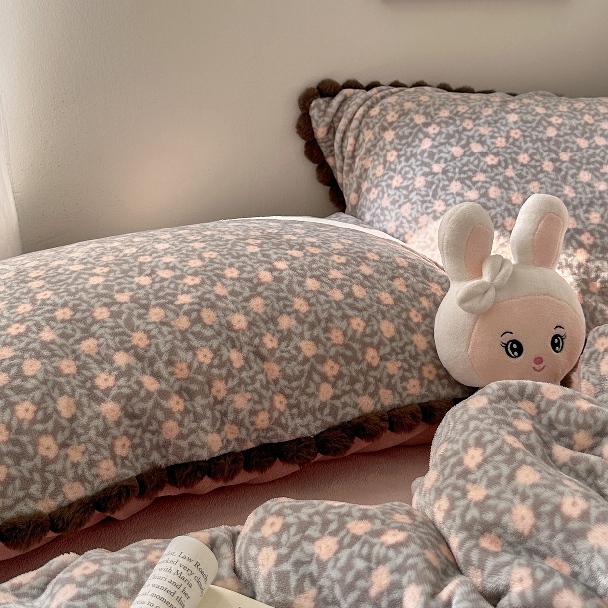 91家纺网 家纺一手货源 找家纺 艾咪-Amy ntmy 2025新款毛球款法式少女风牛奶绒四件套 丽夏