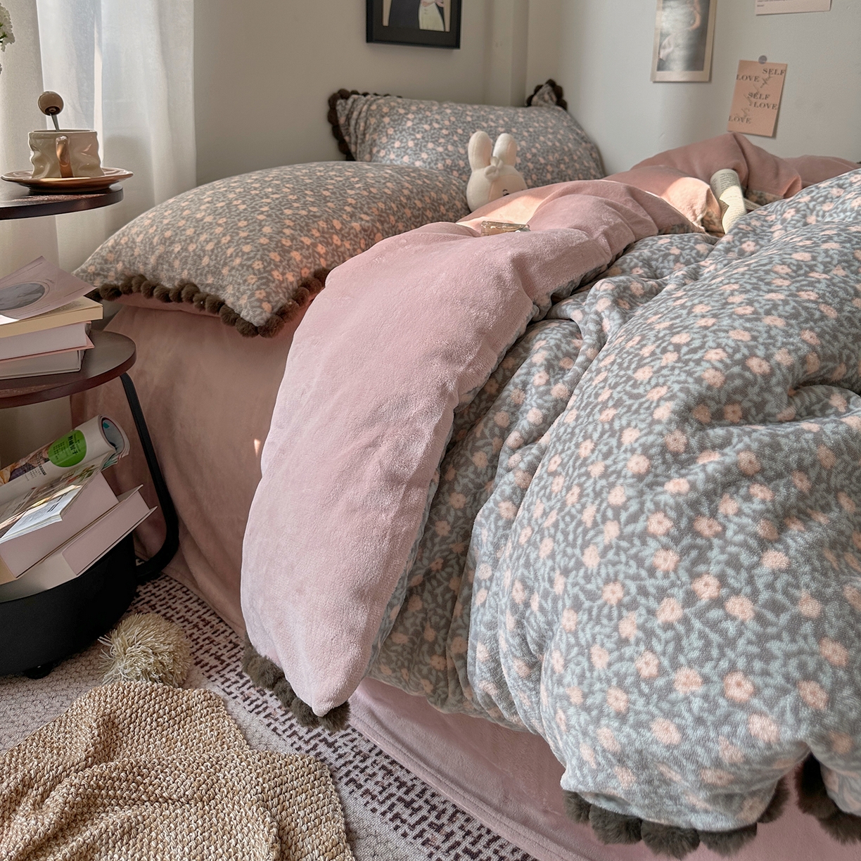 91家纺网 家纺一手货源 找家纺 艾咪-Amy ntmy 2025新款毛球款法式少女风牛奶绒四件套 丽夏