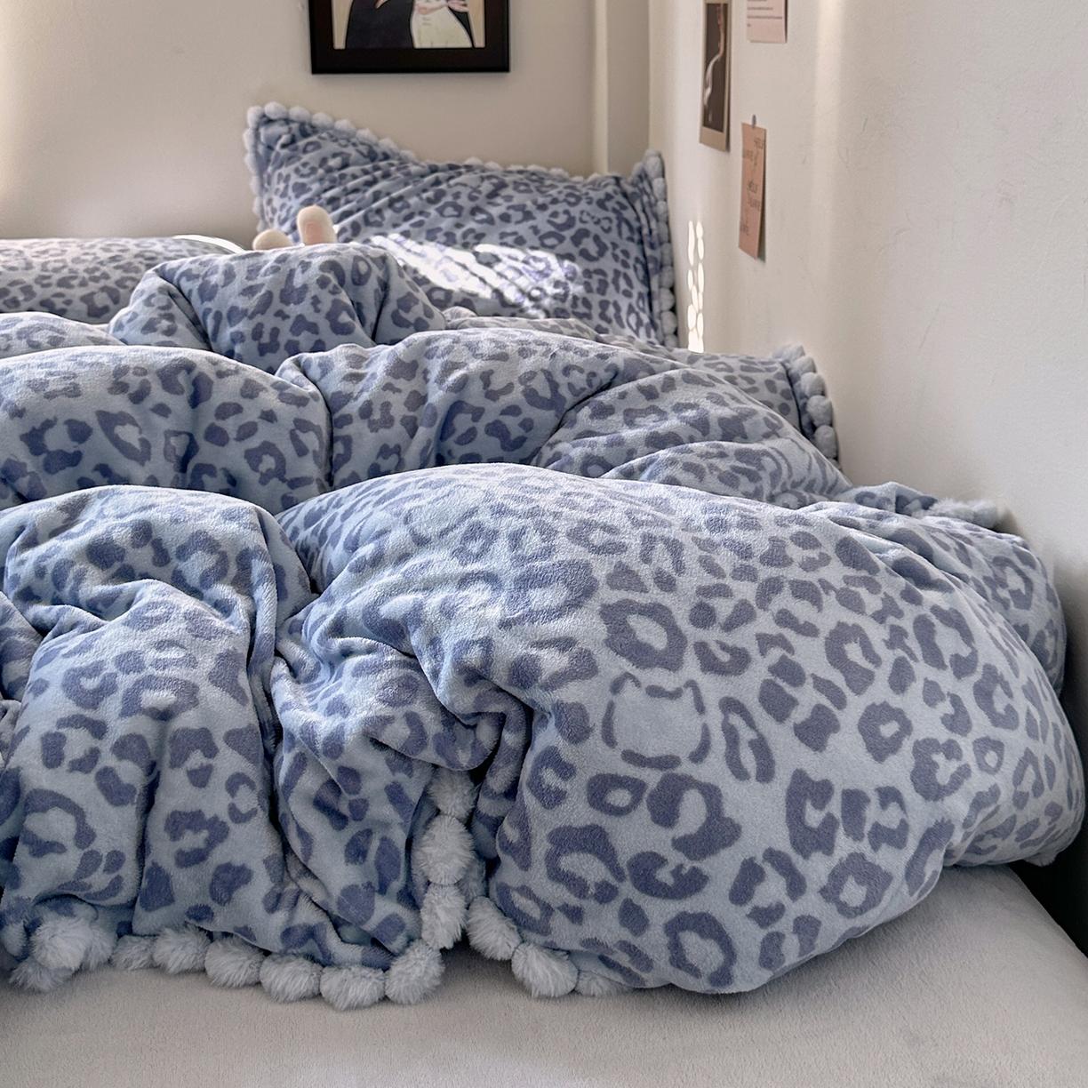 91家纺网 家纺一手货源 找家纺 艾咪-Amy ntmy 2025新款毛球款法式少女风牛奶绒四件套 躲猫猫蓝