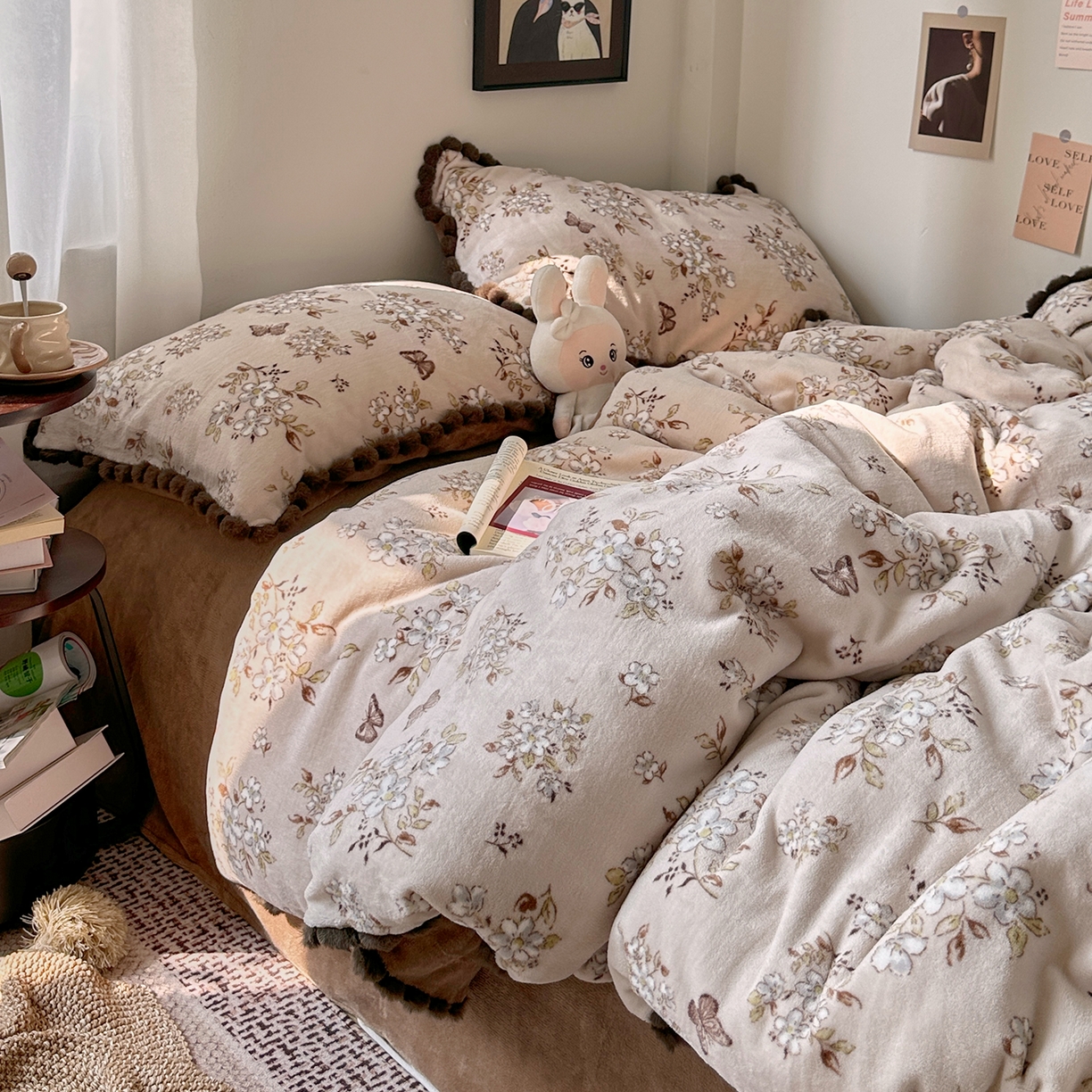 91家纺网 家纺一手货源 找家纺 艾咪-Amy ntmy 2025新款毛球款法式少女风牛奶绒四件套 北茉