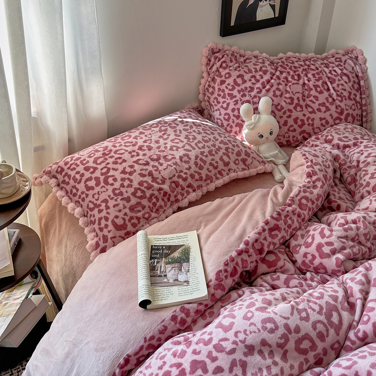 91家纺网 家纺一手货源 找家纺 艾咪-Amy ntmy 2025新款毛球款法式少女风牛奶绒四件套 躲猫猫粉