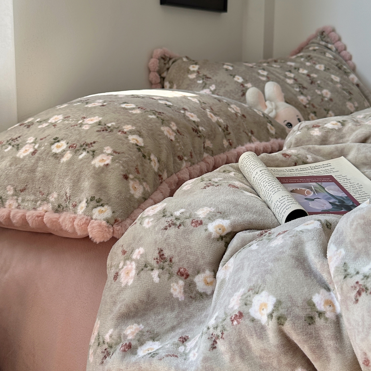 91家纺网 家纺一手货源 找家纺 艾咪-Amy ntmy 2025新款毛球款法式少女风牛奶绒四件套 清香粉