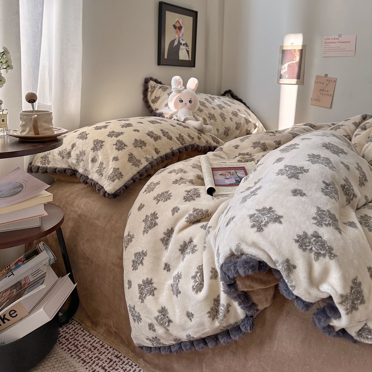 91家纺网 家纺一手货源 找家纺 艾咪-Amy ntmy 2025新款毛球款法式少女风牛奶绒四件套 墨花叙