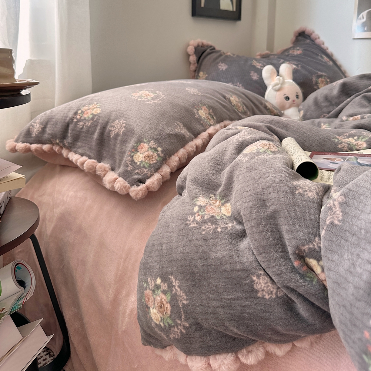 91家纺网 家纺一手货源 找家纺 艾咪-Amy ntmy 2025新款毛球款法式少女风牛奶绒四件套 香榭