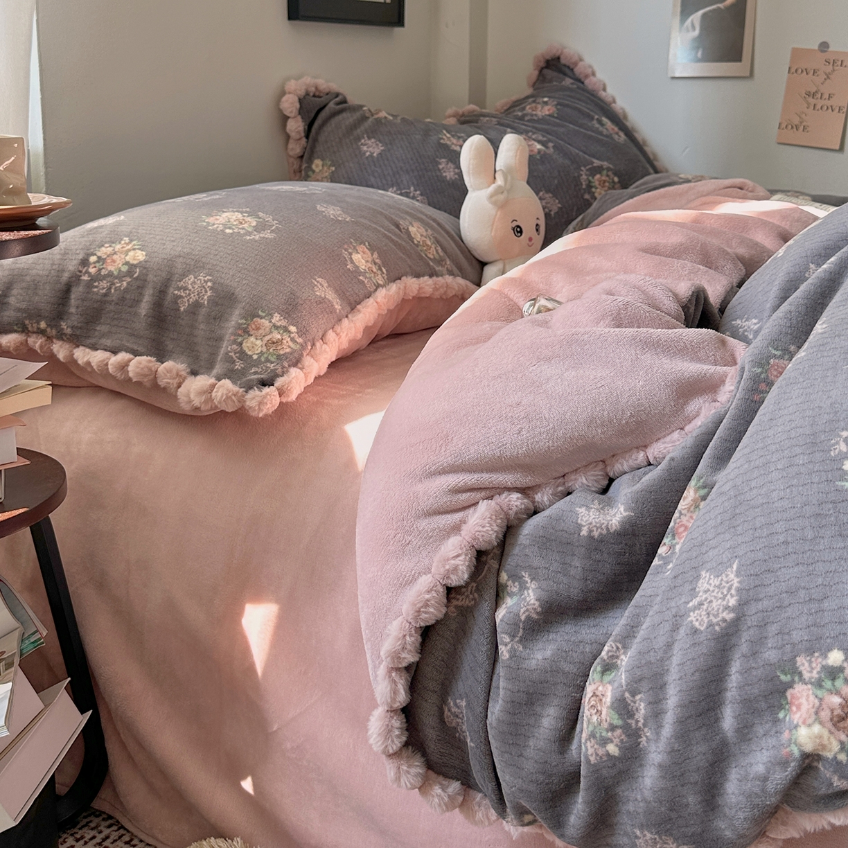 91家纺网 家纺一手货源 找家纺 艾咪-Amy ntmy 2025新款毛球款法式少女风牛奶绒四件套 香榭