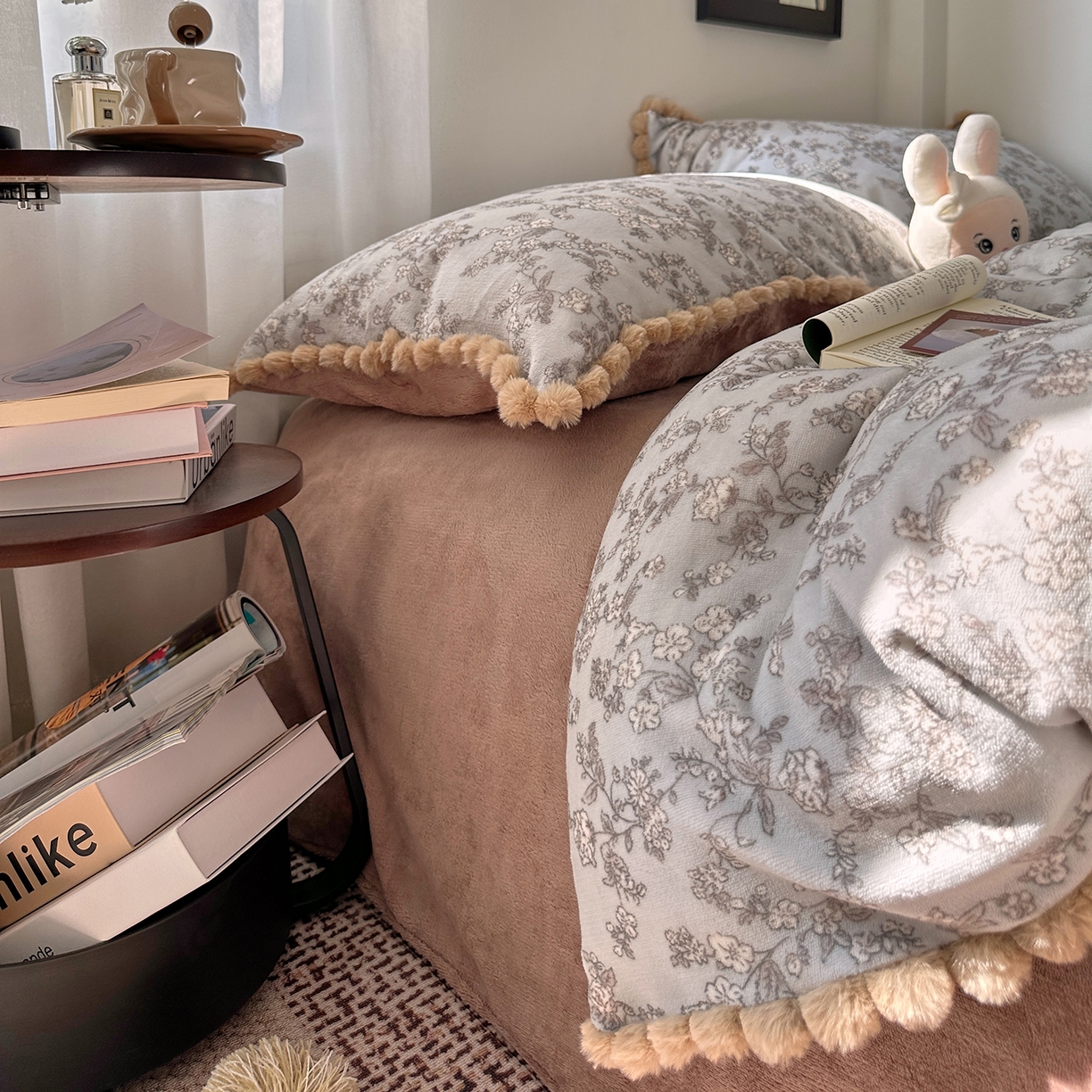 91家纺网 家纺一手货源 找家纺 艾咪-Amy ntmy 2025新款毛球款法式少女风牛奶绒四件套 梦花影