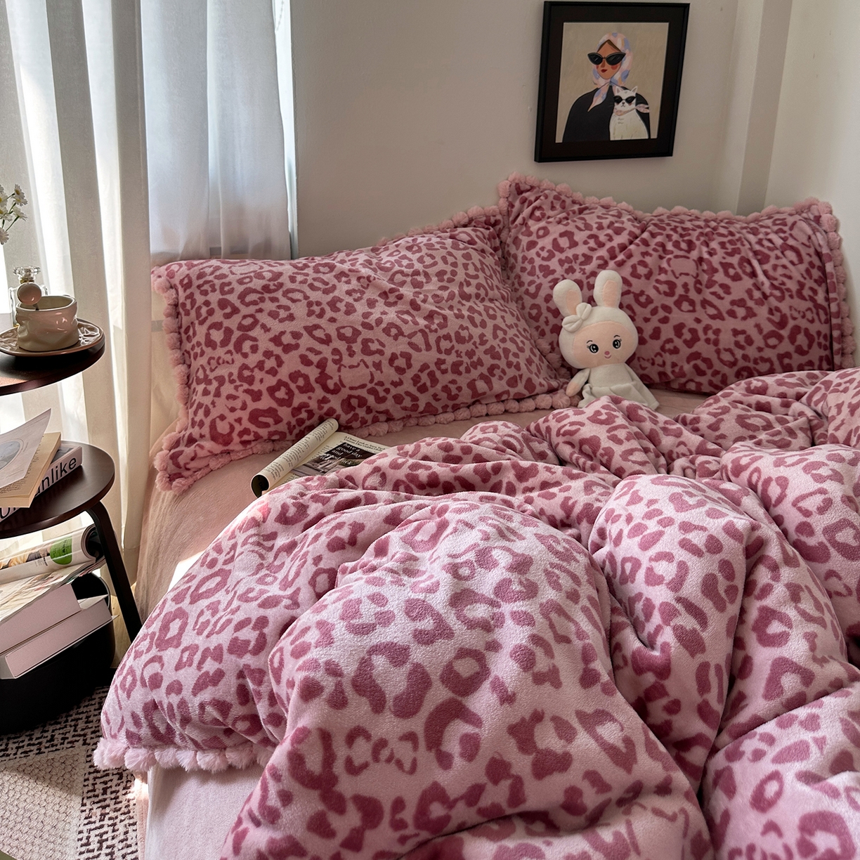 91家纺网 家纺一手货源 找家纺 艾咪-Amy ntmy 2025新款毛球款法式少女风牛奶绒四件套 躲猫猫粉