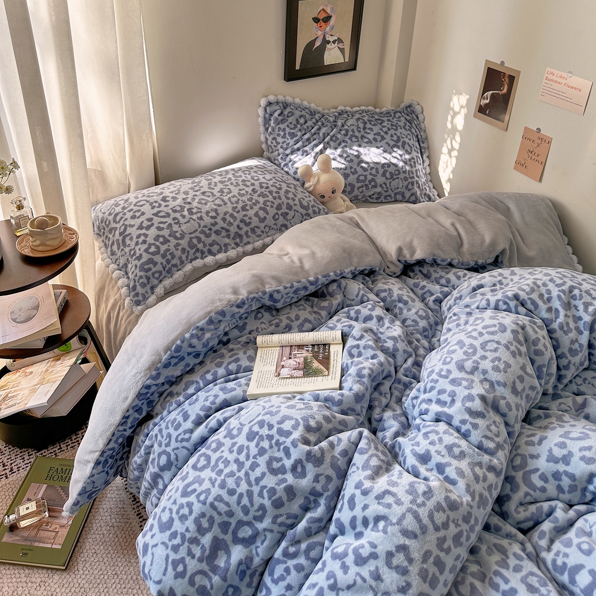 91家纺网 家纺一手货源 找家纺 艾咪-Amy ntmy 2025新款毛球款法式少女风牛奶绒四件套 躲猫猫蓝