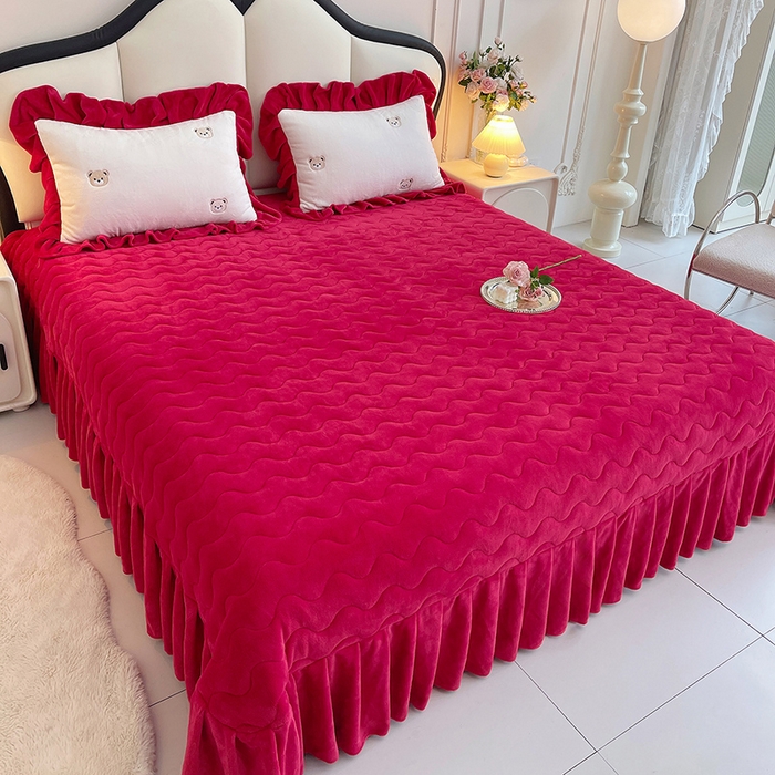 91家纺网 家纺一手货源 找家纺 茉保家纺 2025新款高克重9.5斤婴儿绒牛奶绒绣花夹棉床盖四件套 小熊-白拼红