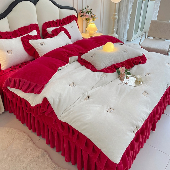 91家纺网 家纺一手货源 找家纺 茉保家纺 2025新款高克重9.5斤婴儿绒牛奶绒绣花夹棉床盖四件套 小熊-白拼红