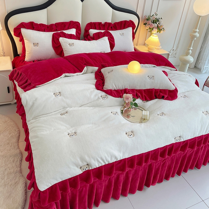 91家纺网 家纺一手货源 找家纺 茉保家纺 2025新款高克重9.5斤婴儿绒牛奶绒绣花夹棉床盖四件套 小熊-白拼红