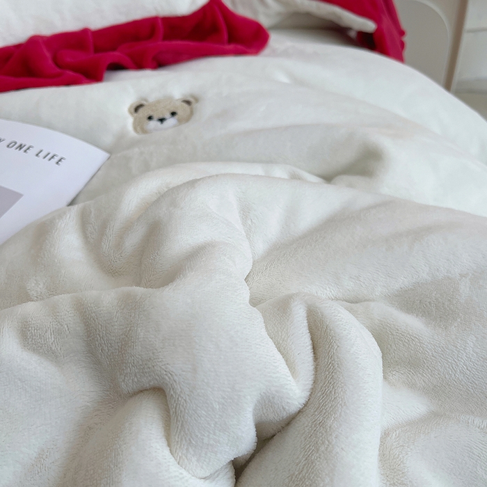 91家纺网 家纺一手货源 找家纺 茉保家纺 2025新款高克重9.5斤婴儿绒牛奶绒绣花夹棉床盖四件套 小熊-白拼红