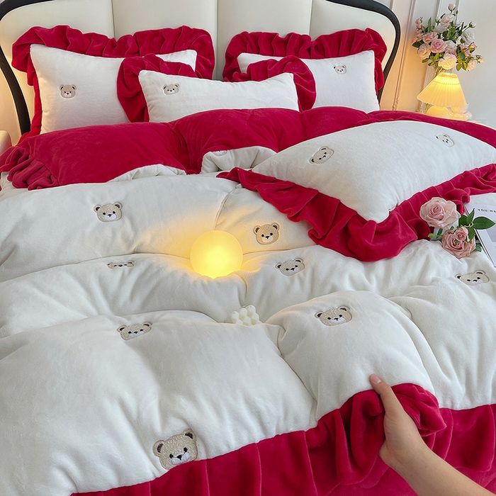 91家纺网 家纺一手货源 找家纺 茉保家纺 2025新款高克重9.5斤婴儿绒牛奶绒绣花夹棉床盖四件套 小熊-白拼红