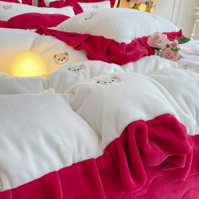 91家纺网 家纺一手货源 找家纺 茉保家纺 2025新款高克重9.5斤婴儿绒牛奶绒绣花夹棉床盖四件套 小熊-白拼红