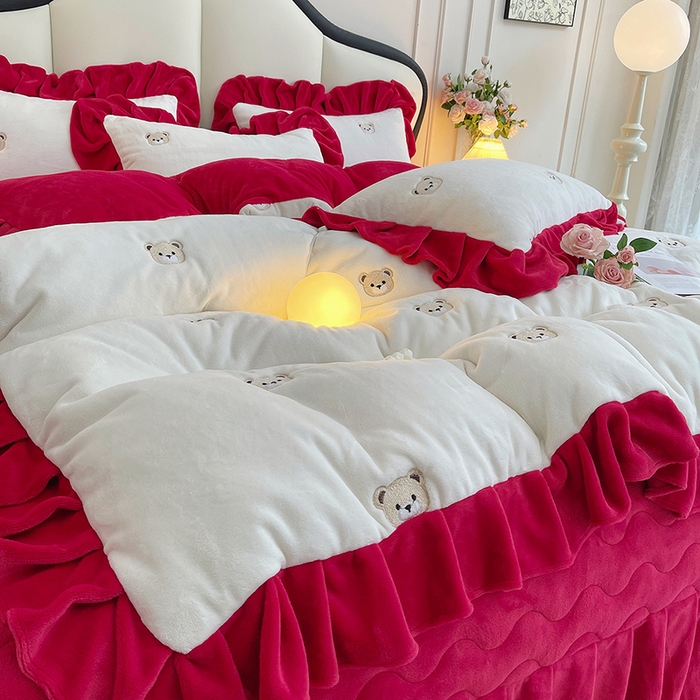 91家纺网 家纺一手货源 找家纺 茉保家纺 2025新款高克重9.5斤婴儿绒牛奶绒绣花夹棉床盖四件套 小熊-白拼红