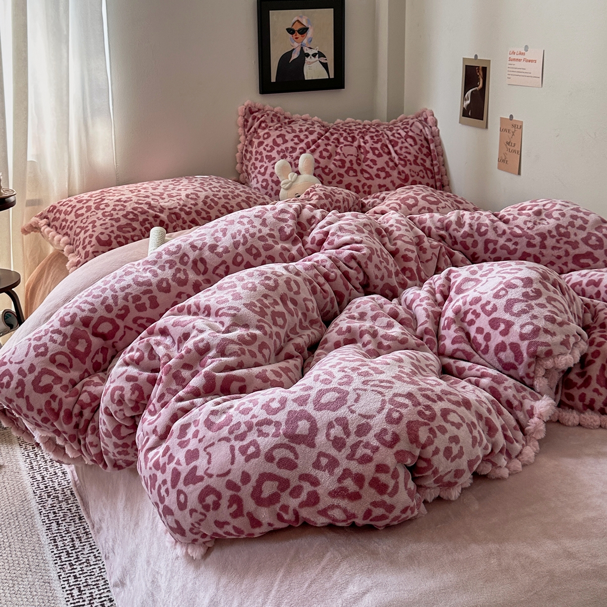 91家纺网 家纺一手货源 找家纺 艾咪-Amy ntmy 2025新款毛球款法式少女风牛奶绒四件套 躲猫猫粉