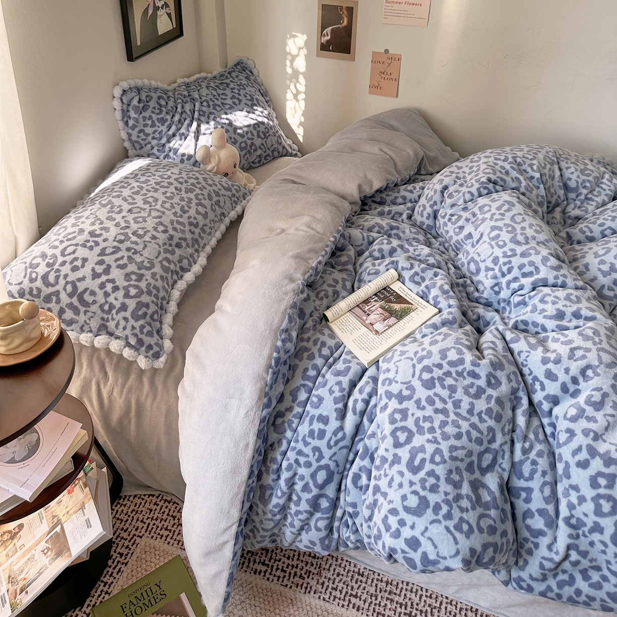 91家纺网 家纺一手货源 找家纺 艾咪-Amy ntmy 2025新款毛球款法式少女风牛奶绒四件套 躲猫猫蓝