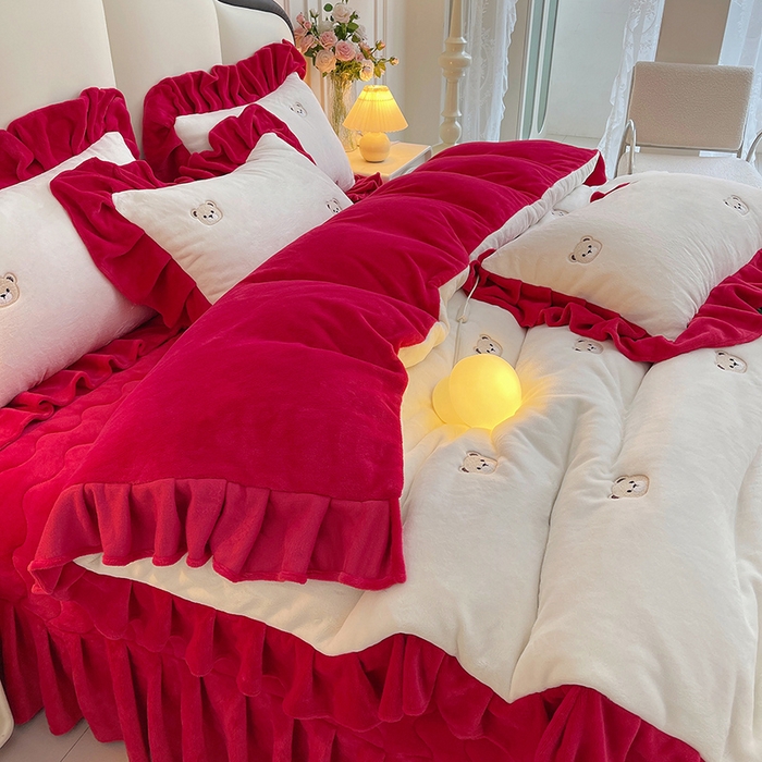 91家纺网 家纺一手货源 找家纺 茉保家纺 2025新款高克重9.5斤婴儿绒牛奶绒绣花夹棉床盖四件套 小熊-白拼红