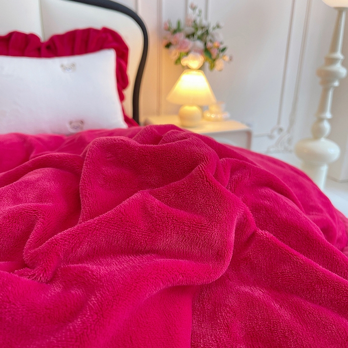 91家纺网 家纺一手货源 找家纺 茉保家纺 2025新款高克重9.5斤婴儿绒牛奶绒绣花夹棉床盖四件套 小熊-白拼红