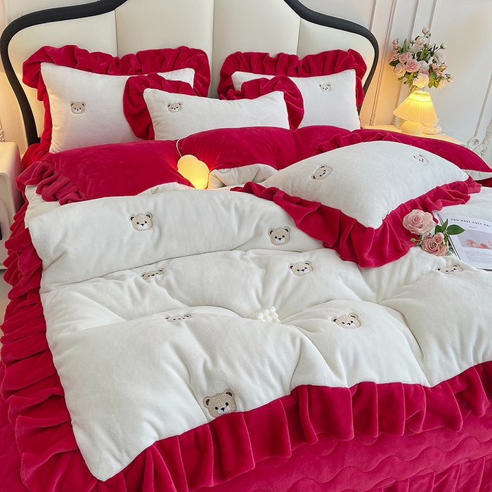 91家纺网 家纺一手货源 找家纺 茉保家纺 2025新款高克重9.5斤婴儿绒牛奶绒绣花夹棉床盖四件套 小熊-白拼红