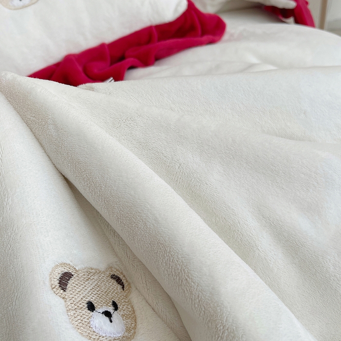 91家纺网 家纺一手货源 找家纺 茉保家纺 2025新款高克重9.5斤婴儿绒牛奶绒绣花夹棉床盖四件套 小熊-白拼红