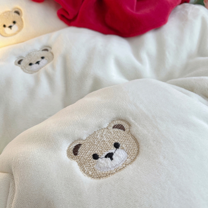 91家纺网 家纺一手货源 找家纺 茉保家纺 2025新款高克重9.5斤婴儿绒牛奶绒绣花夹棉床盖四件套 小熊-白拼红