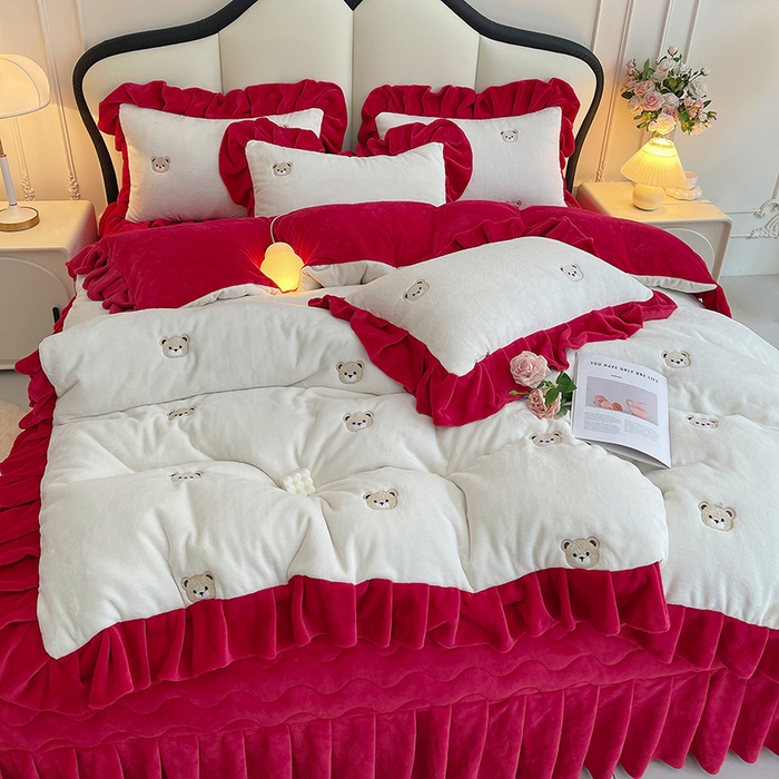 91家纺网 家纺一手货源 找家纺 茉保家纺 2025新款高克重9.5斤婴儿绒牛奶绒绣花夹棉床盖四件套 小熊-白拼红