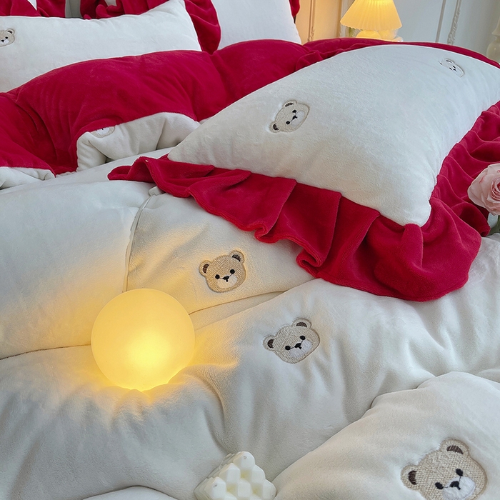 91家纺网 家纺一手货源 找家纺 茉保家纺 2025新款高克重9.5斤婴儿绒牛奶绒绣花夹棉床盖四件套 小熊-白拼红