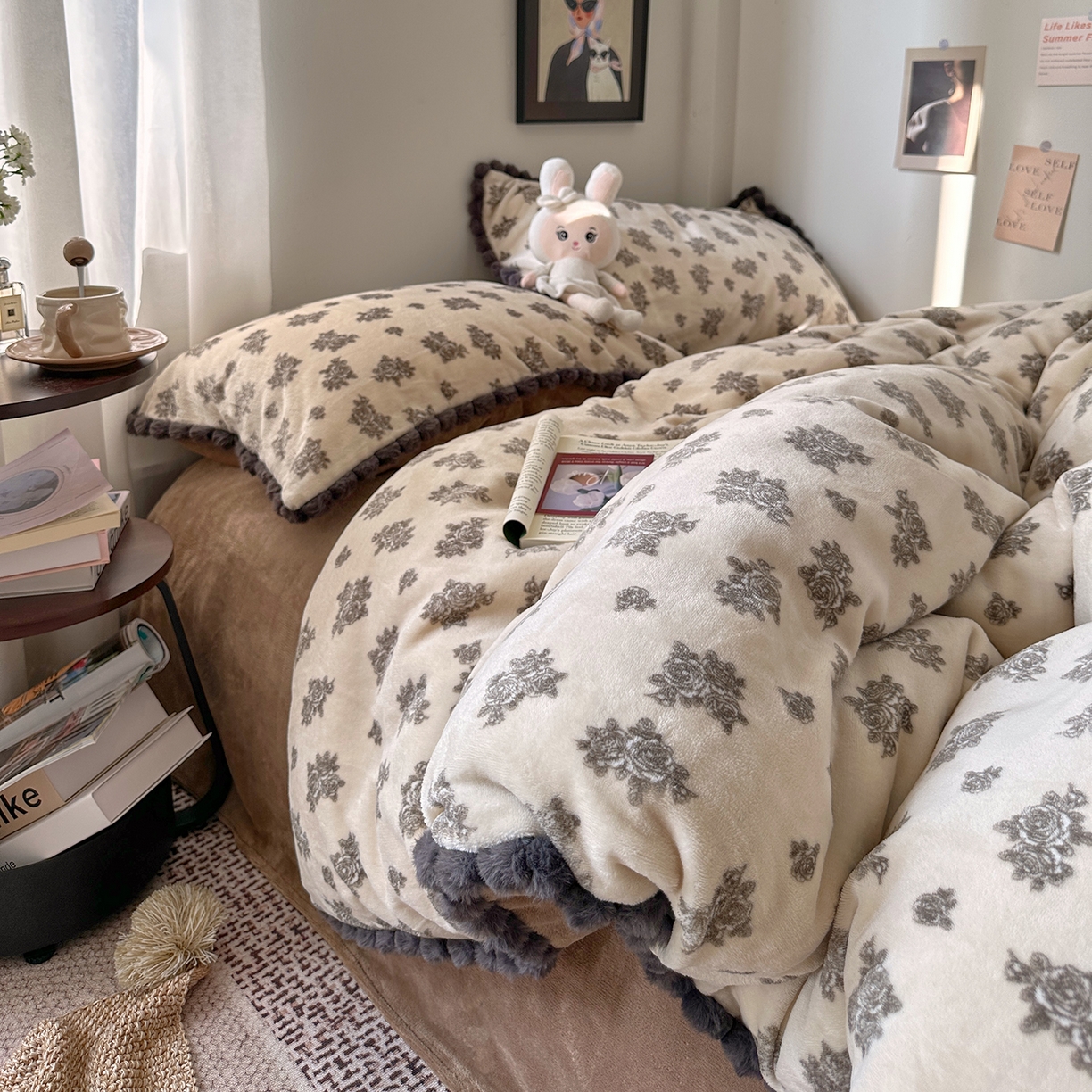 91家纺网 家纺一手货源 找家纺 艾咪-Amy ntmy 2025新款毛球款法式少女风牛奶绒四件套 墨花叙