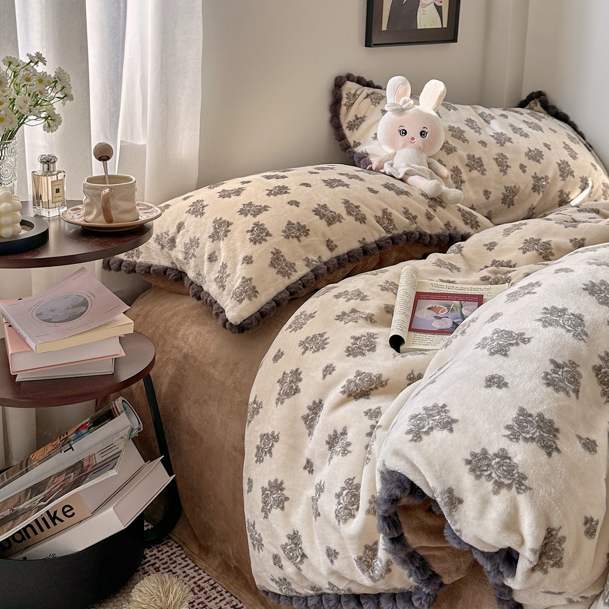 91家纺网 家纺一手货源 找家纺 艾咪-Amy ntmy 2025新款毛球款法式少女风牛奶绒四件套 墨花叙