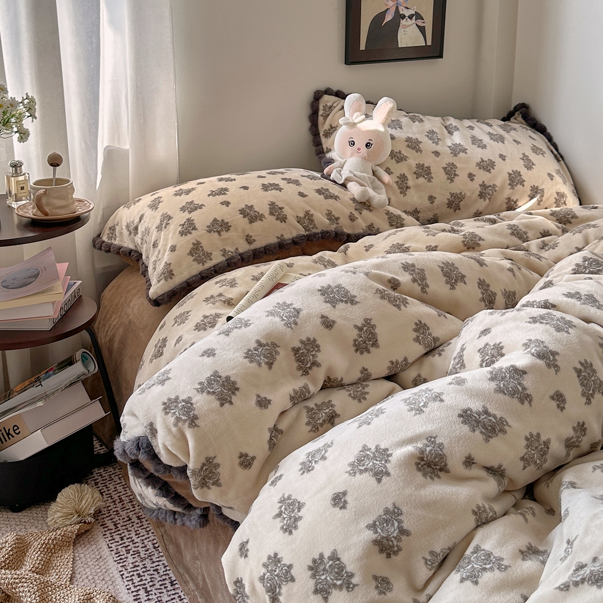 91家纺网 家纺一手货源 找家纺 艾咪-Amy ntmy 2025新款毛球款法式少女风牛奶绒四件套 墨花叙