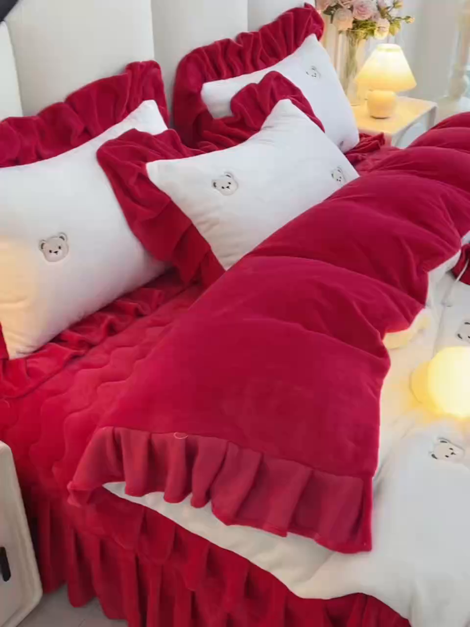 91家纺网 家纺一手货源 找家纺 茉保家纺 2025新款高克重9.5斤婴儿绒牛奶绒绣花夹棉床盖四件套 小熊-白拼红