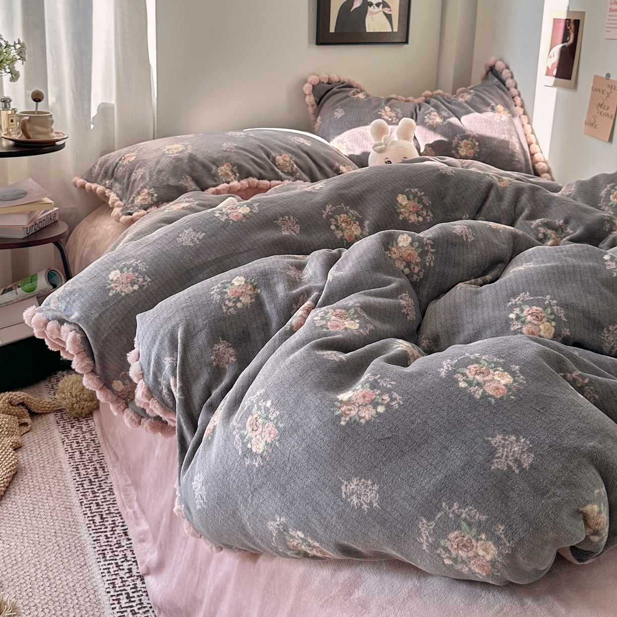 91家纺网 家纺一手货源 找家纺 艾咪-Amy ntmy 2025新款毛球款法式少女风牛奶绒四件套 香榭