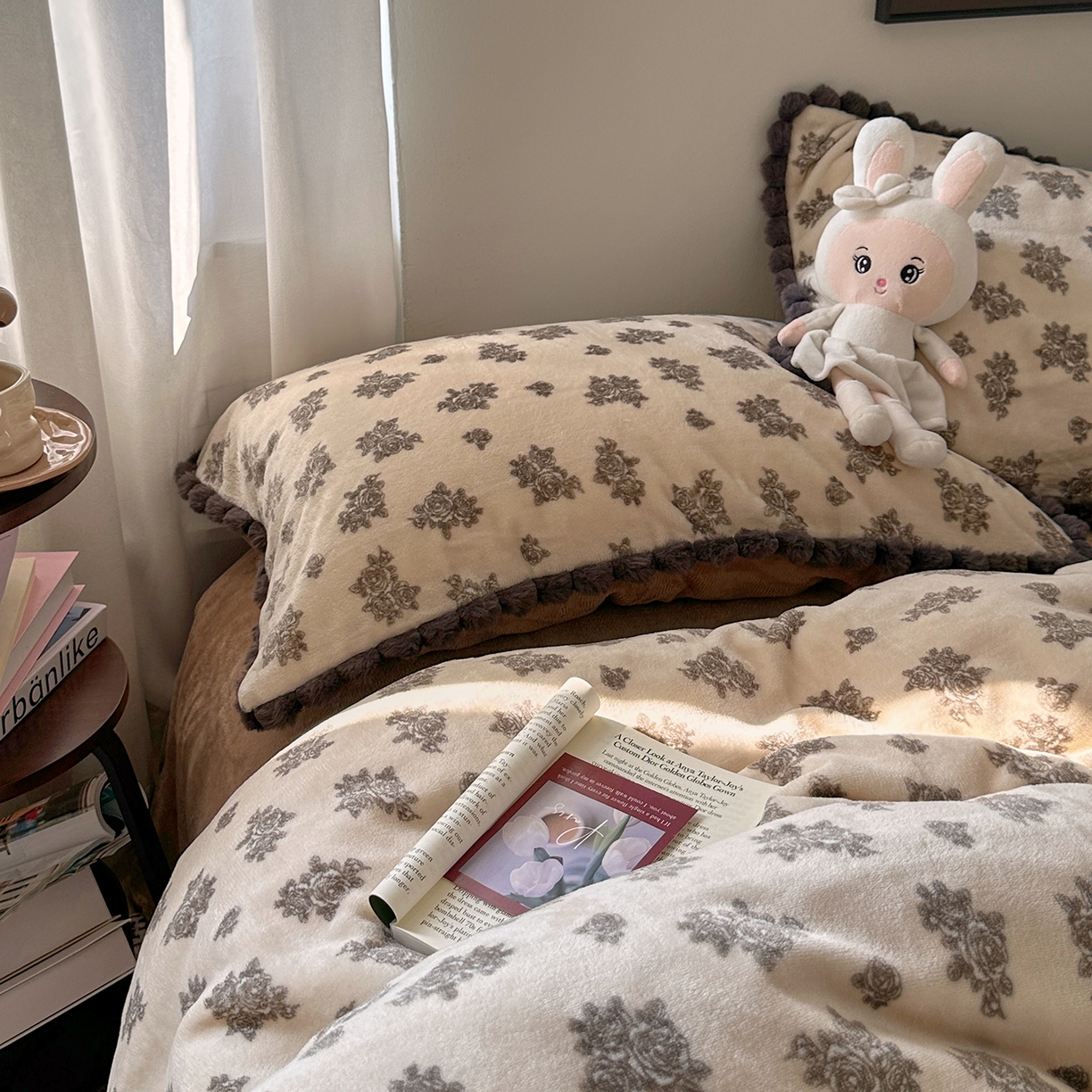 91家纺网 家纺一手货源 找家纺 艾咪-Amy ntmy 2025新款毛球款法式少女风牛奶绒四件套 墨花叙