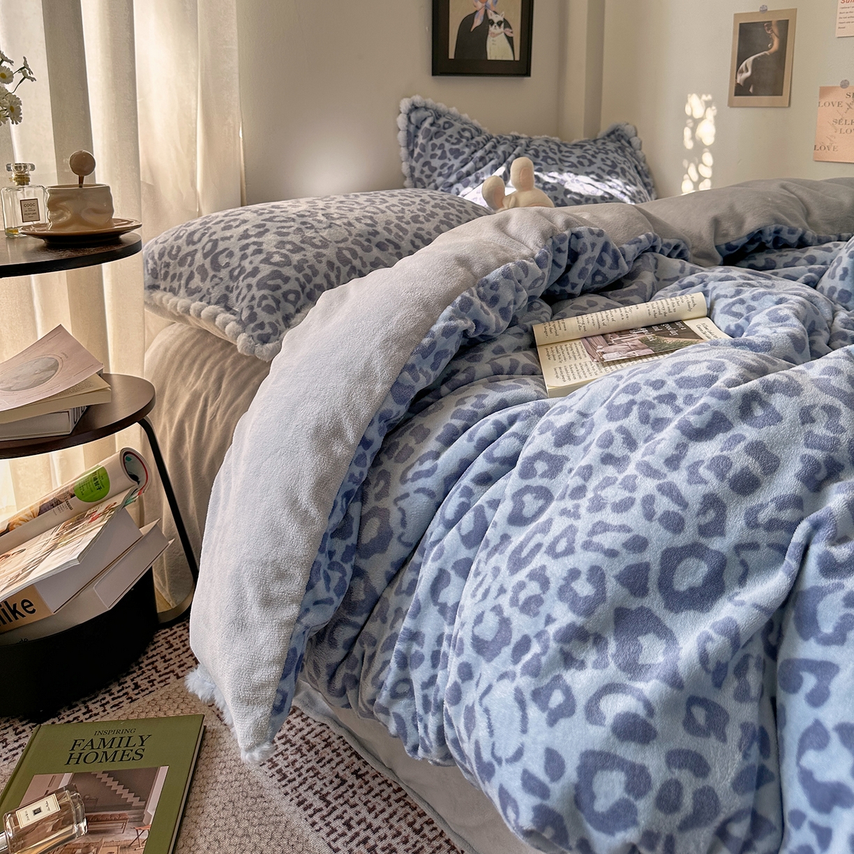 91家纺网 家纺一手货源 找家纺 艾咪-Amy ntmy 2025新款毛球款法式少女风牛奶绒四件套 躲猫猫蓝