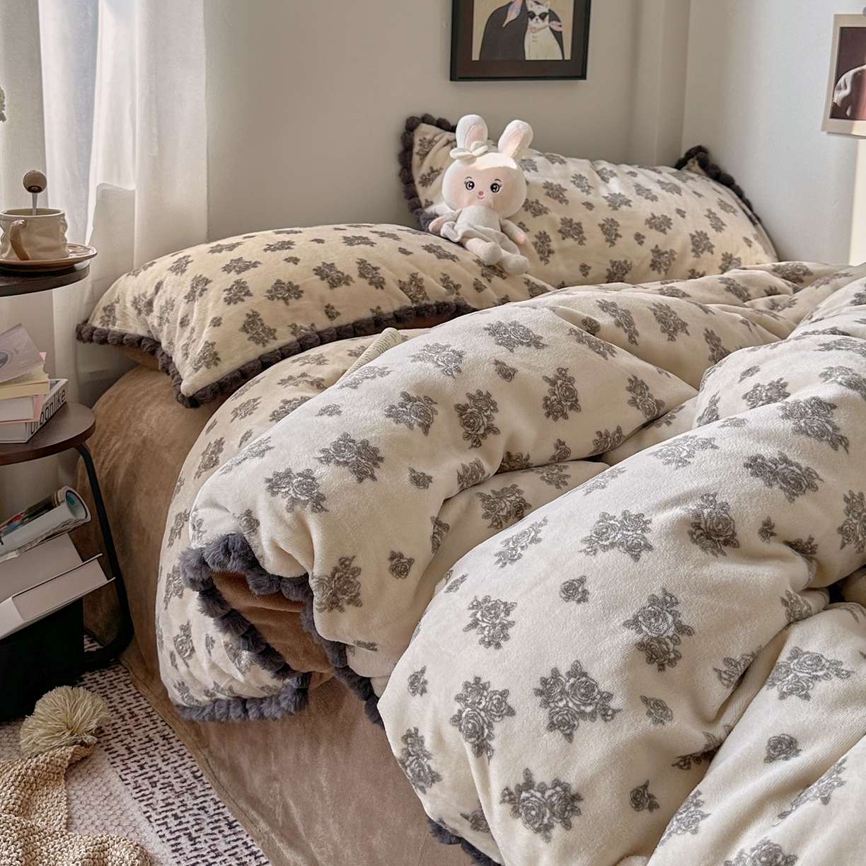 91家纺网 家纺一手货源 找家纺 艾咪-Amy ntmy 2025新款毛球款法式少女风牛奶绒四件套 墨花叙