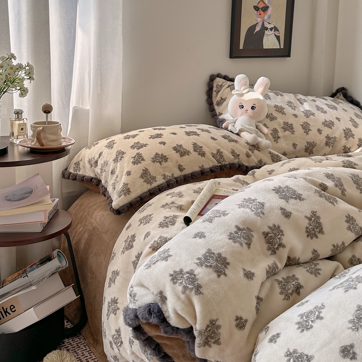 91家纺网 家纺一手货源 找家纺 艾咪-Amy ntmy 2025新款毛球款法式少女风牛奶绒四件套 墨花叙