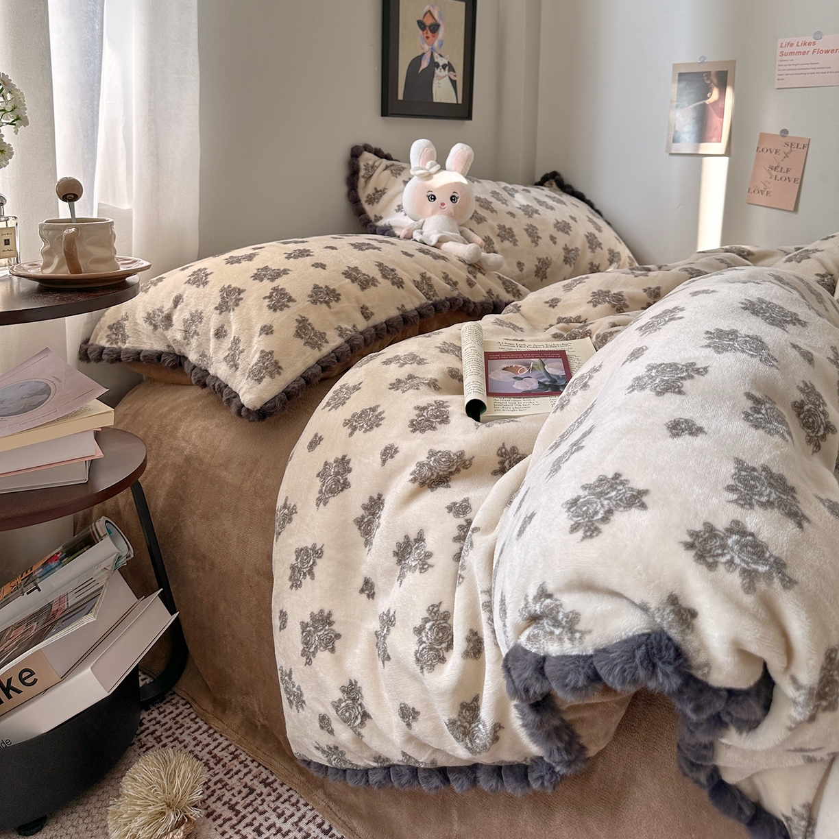 91家纺网 家纺一手货源 找家纺 艾咪-Amy ntmy 2025新款毛球款法式少女风牛奶绒四件套 墨花叙