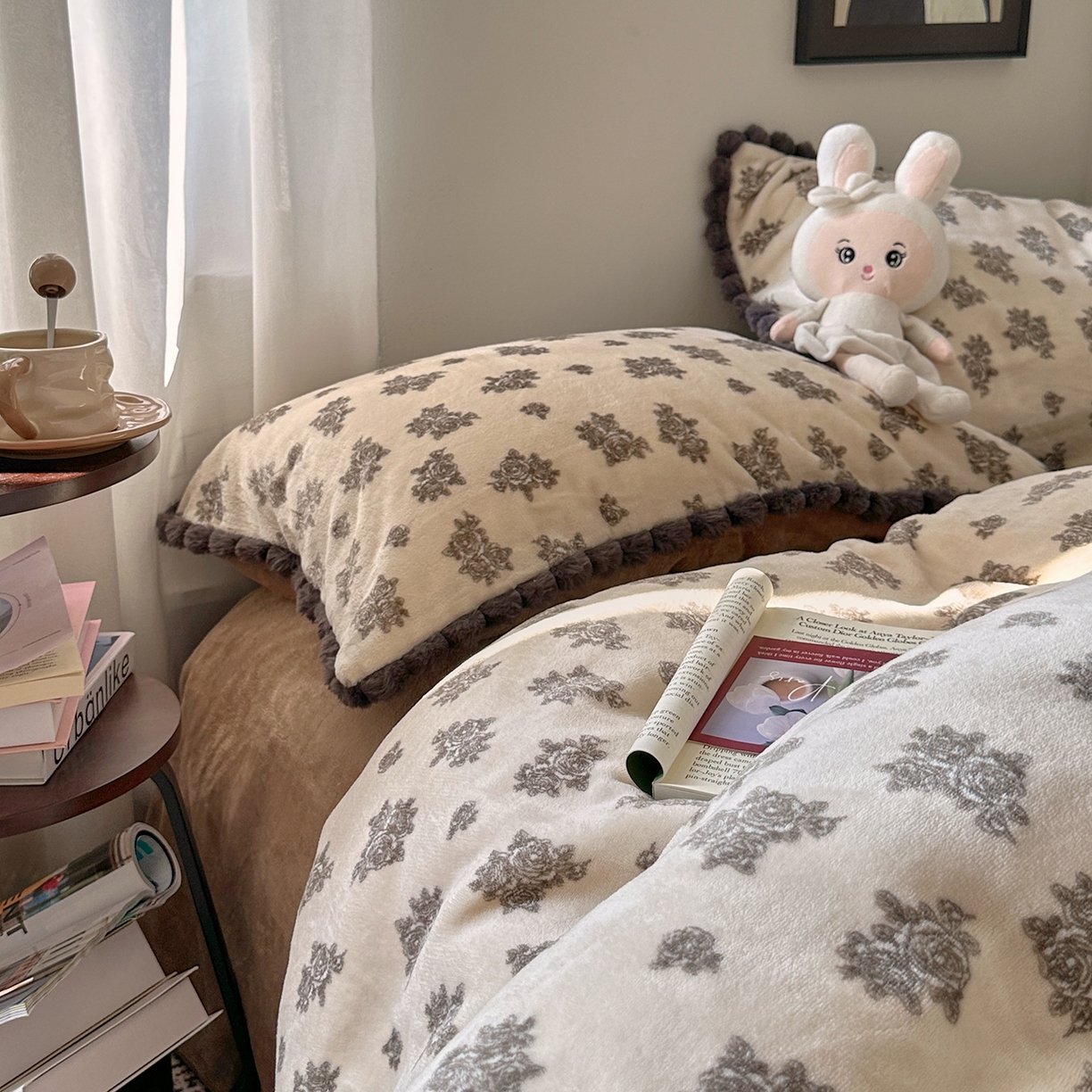 91家纺网 家纺一手货源 找家纺 艾咪-Amy ntmy 2025新款毛球款法式少女风牛奶绒四件套 墨花叙