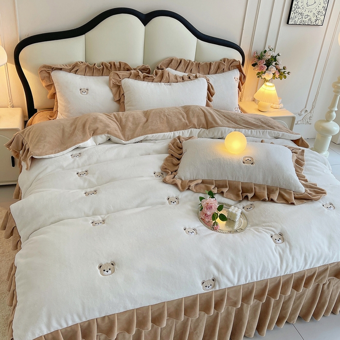 91家纺网 家纺一手货源 找家纺 茉保家纺 2025新款高克重9.5斤婴儿绒牛奶绒绣花夹棉床盖四件套 小熊-白拼咖