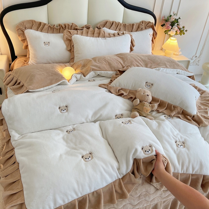 91家纺网 家纺一手货源 找家纺 茉保家纺 2025新款高克重9.5斤婴儿绒牛奶绒绣花夹棉床盖四件套 小熊-白拼咖