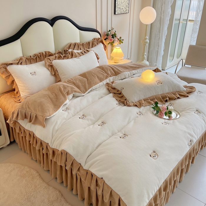 91家纺网 家纺一手货源 找家纺 茉保家纺 2025新款高克重9.5斤婴儿绒牛奶绒绣花夹棉床盖四件套 小熊-白拼咖