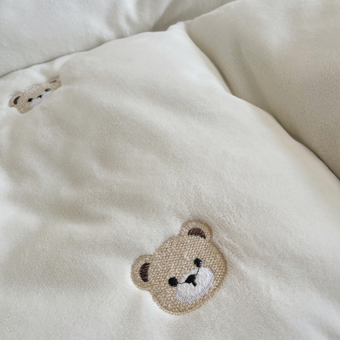 91家纺网 家纺一手货源 找家纺 茉保家纺 2025新款高克重9.5斤婴儿绒牛奶绒绣花夹棉床盖四件套 小熊-白拼咖