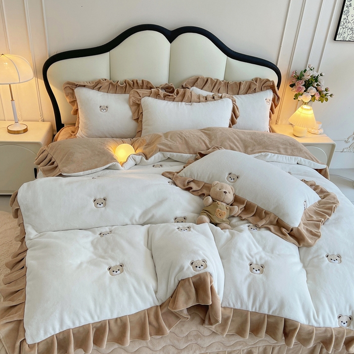 91家纺网 家纺一手货源 找家纺 茉保家纺 2025新款高克重9.5斤婴儿绒牛奶绒绣花夹棉床盖四件套 小熊-白拼咖