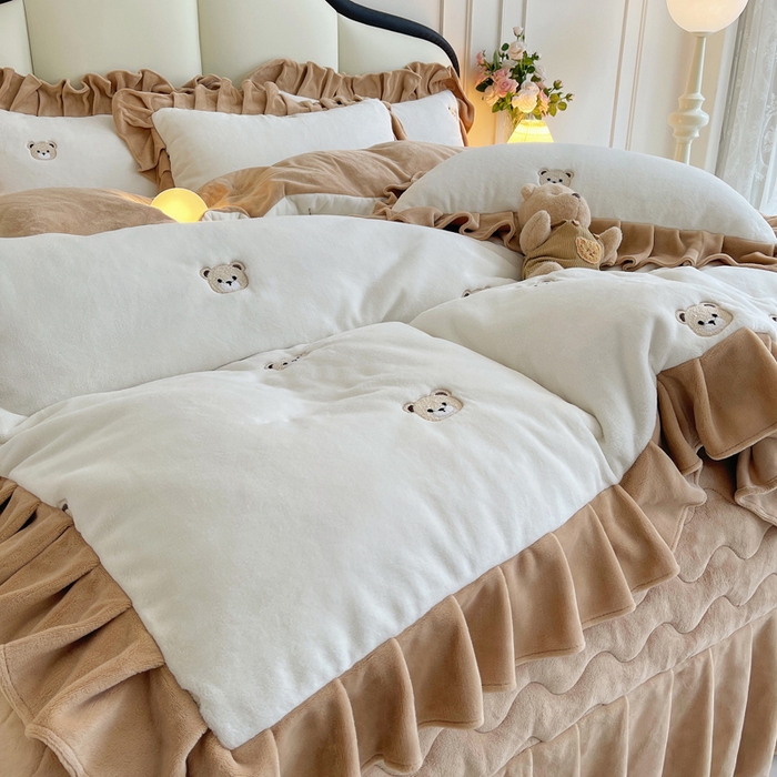 91家纺网 家纺一手货源 找家纺 茉保家纺 2025新款高克重9.5斤婴儿绒牛奶绒绣花夹棉床盖四件套 小熊-白拼咖