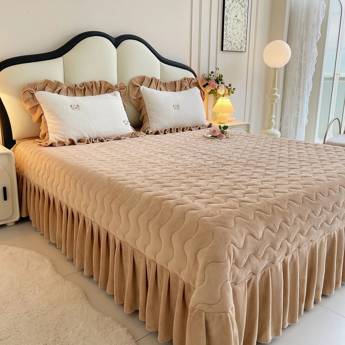 91家纺网 家纺一手货源 找家纺 茉保家纺 2025新款高克重9.5斤婴儿绒牛奶绒绣花夹棉床盖四件套 小熊-白拼咖