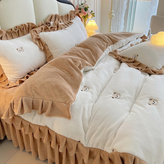 91家纺网 家纺一手货源 找家纺 茉保家纺 2025新款高克重9.5斤婴儿绒牛奶绒绣花夹棉床盖四件套 小熊-白拼咖