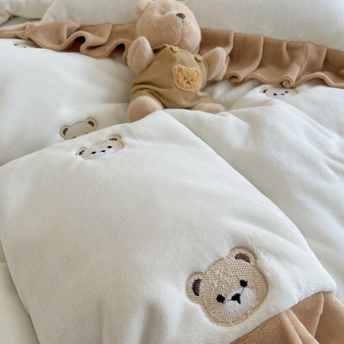 91家纺网 家纺一手货源 找家纺 茉保家纺 2025新款高克重9.5斤婴儿绒牛奶绒绣花夹棉床盖四件套 小熊-白拼咖