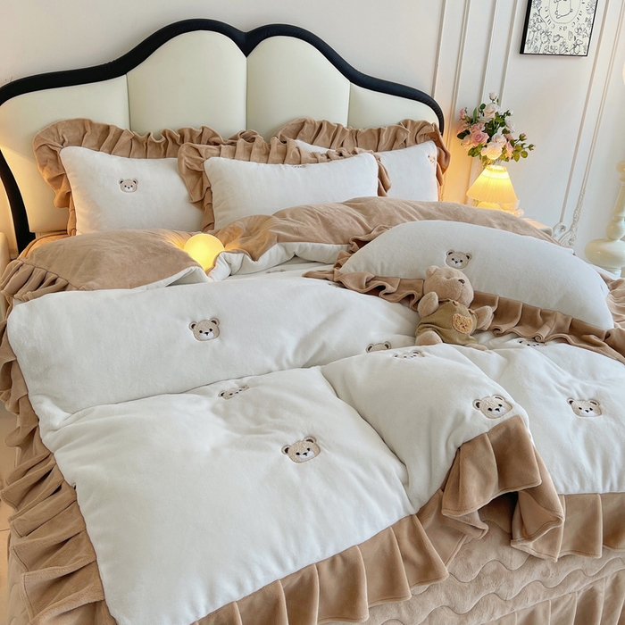 91家纺网 家纺一手货源 找家纺 茉保家纺 2025新款高克重9.5斤婴儿绒牛奶绒绣花夹棉床盖四件套 小熊-白拼咖